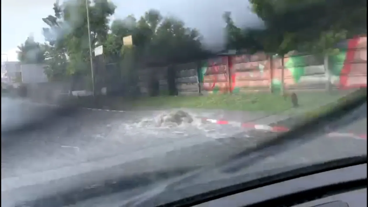 Ploaia torențială a făcut ravagii în Pipera, iar canalizarea a refulat. Un drum cu mașina, o adevărată provocare | VIDEO