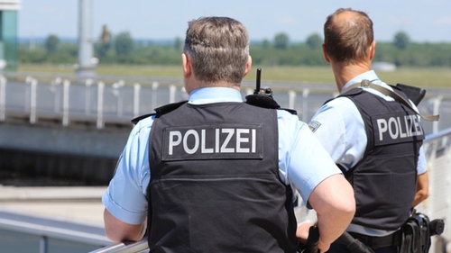 Poliția din Germania a oprit un român pe autostradă pentru un control de rutină. Când l-au verificat, nu le-a venit să creadă ce noroc au avut. Ce făcuse bărbatul