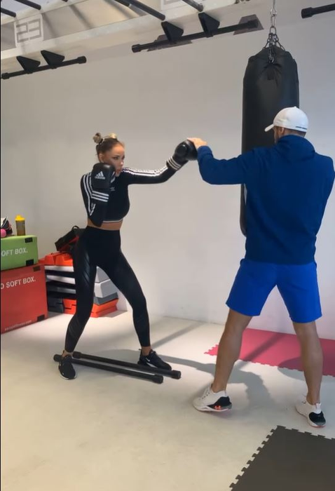 Bianca Drăgușanu, “la vânătoarea” bradului perfect de Crăciun: “Este în mare trend să ai brazi artificiali”. Ce culoare își dorește fiica ei să aibă pomul | FOTO