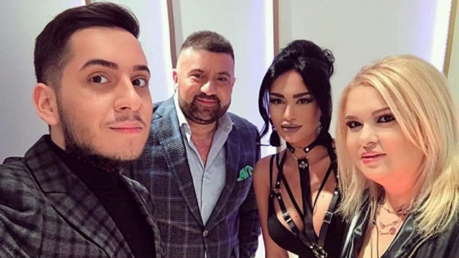 Ioniță din Clejani sare în apărarea Vioricăi, după ce a aruncat cu lapte în reporteri și i-a udat cu un furtun: „E o mamă ca o leoaică”