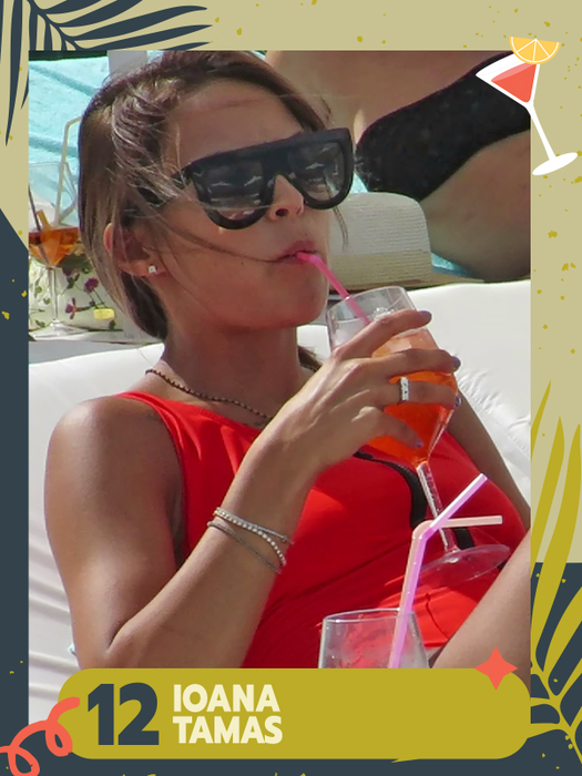 TOP 50 de vedete care ridică paharul în cinstea voastră, în costume de baie! Anna Lesko, Gina Pistol, Delia, Daniela Crudu… Cu cine ciocniți?