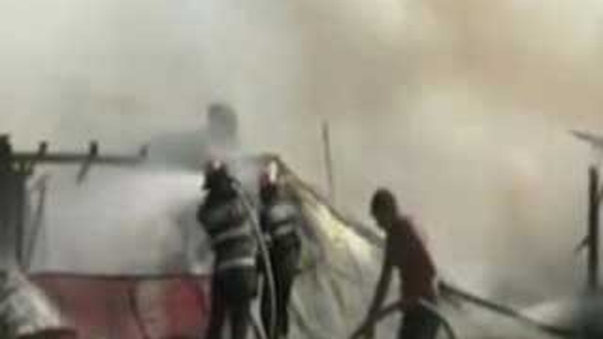 Incendiu la Fiscul din Olt. Un angajat a ramas blocat intr-un birou si a fost salvat de pompieri