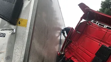 FOTO. Accident violent cu două TIR-uri şi un autoturism. Unul dintre şoferi, în stare gravă