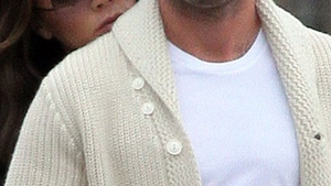 Se iubesc sau o fac de dragul bliturilor? Victoria Beckham, incolacita in jurul sotului