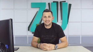 Ce poezie i-a compus Flick "Domnul Rimă" unei femei deranjate de vecinul care face mici pe balcon