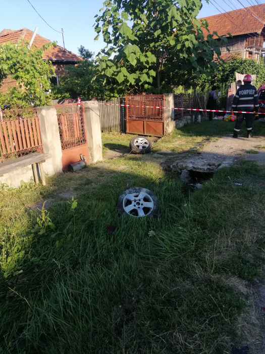 Accident teribil în Argeș! O femeie a fost strivită de o mașină în timp ce stătea pe bancă în fața curții. Vinovatul nici măcar nu are permis de conducere