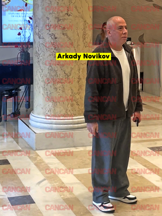 Arkady Novikov a intrat în holul hotelului