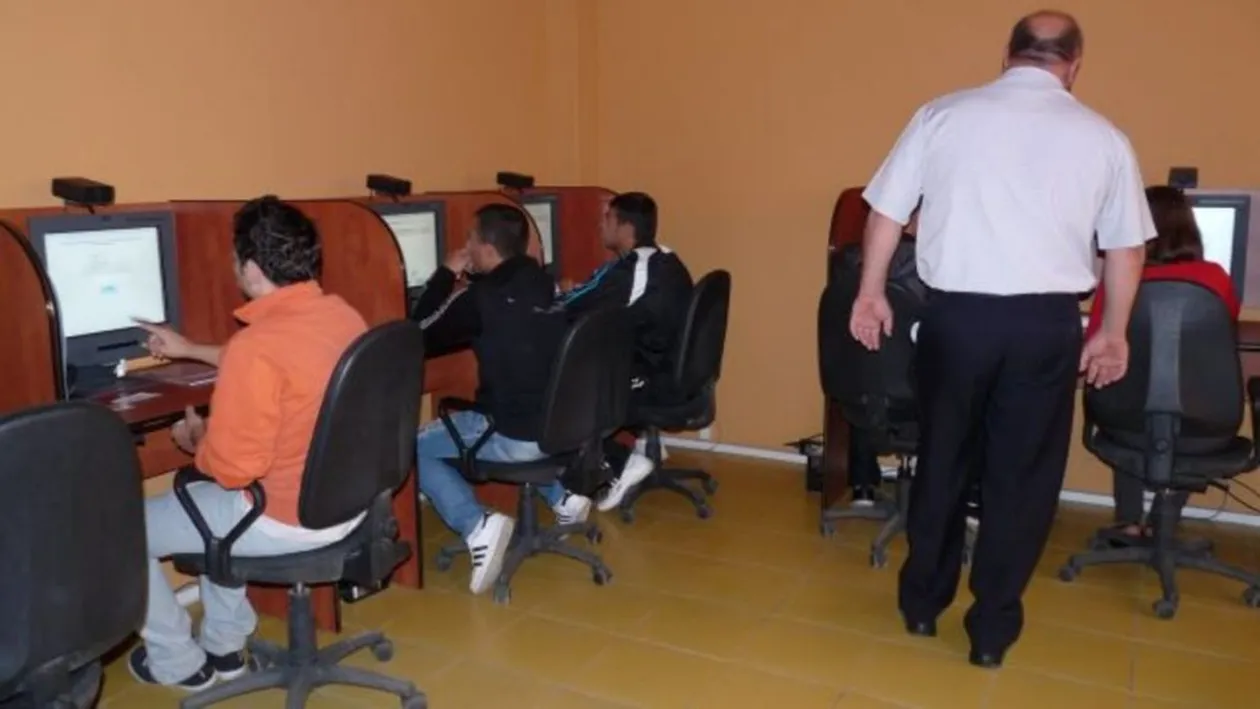 Cum a vrut să copieze un tânăr din Alexandria la proba scrisă a examenului auto. Polițiștii au avut un șoc când l-au văzut | VIDEO