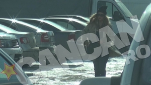 Ce diva din Romania a fost surprinsa de paparazzii in timp ce isi cumpara...un capac de WC! A lasat orice rusine si...