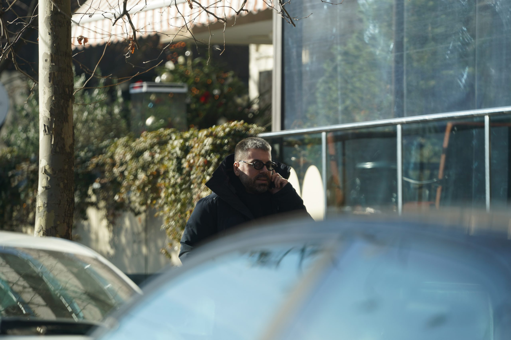 Maurice Munteanu duce "muncă de lămurire" la telefon (Foto: CANCAN.RO)