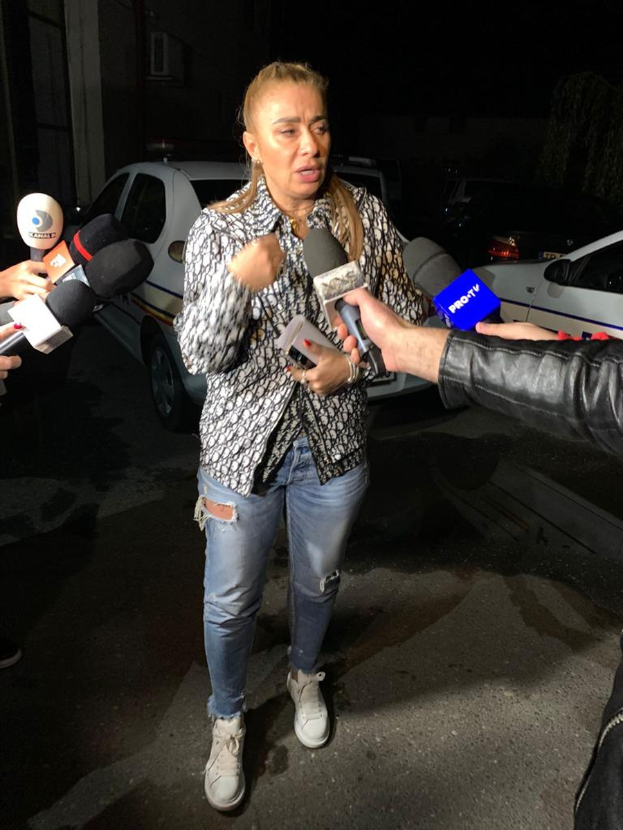 Fosta soție a lui Laurențiu Reghecampf, la ieșirea din secția de poliție (Foto: CANCAN.RO)