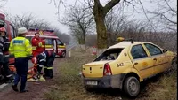 Accident teribil în Tulcea! Un taximetrist a intrat cu mașina în copac și a rămas încarcerat