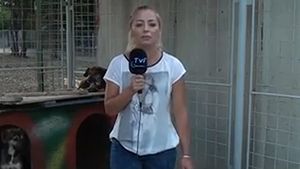 VIDEO Moment penibil pentru o reportera din Romania! Ce a patit in timp ce prezenta o stire: "S-a p***t pe mine! Bai, nene!"