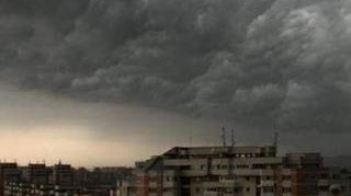 Trafic blocat si zeci de locuinte fara energie electrica in urma unei furtuni, la Bacau