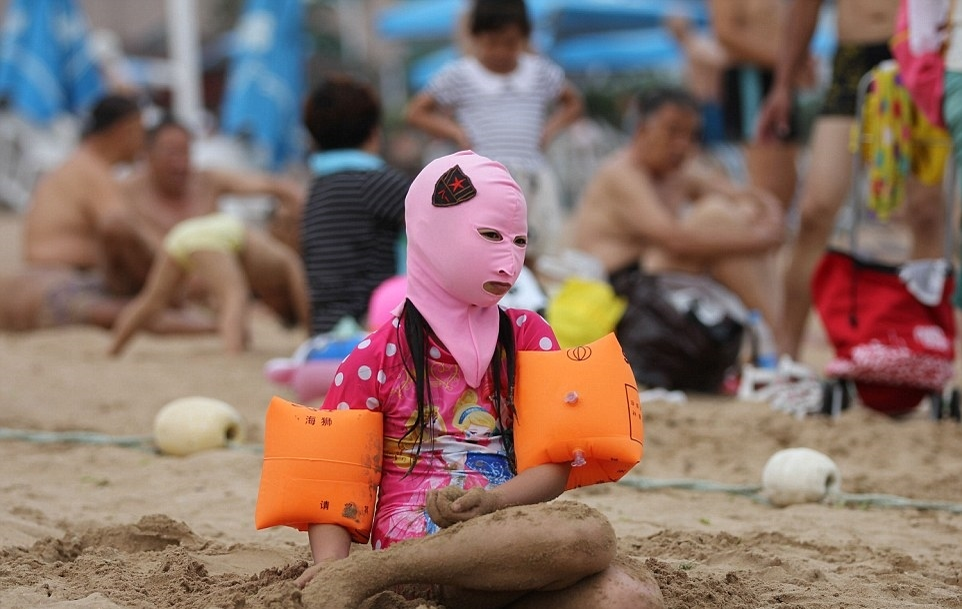 N-o să-ţi vină să crezi cum fac plajă chinezii! Imaginile te vor face să râzi cu până la lacrimi