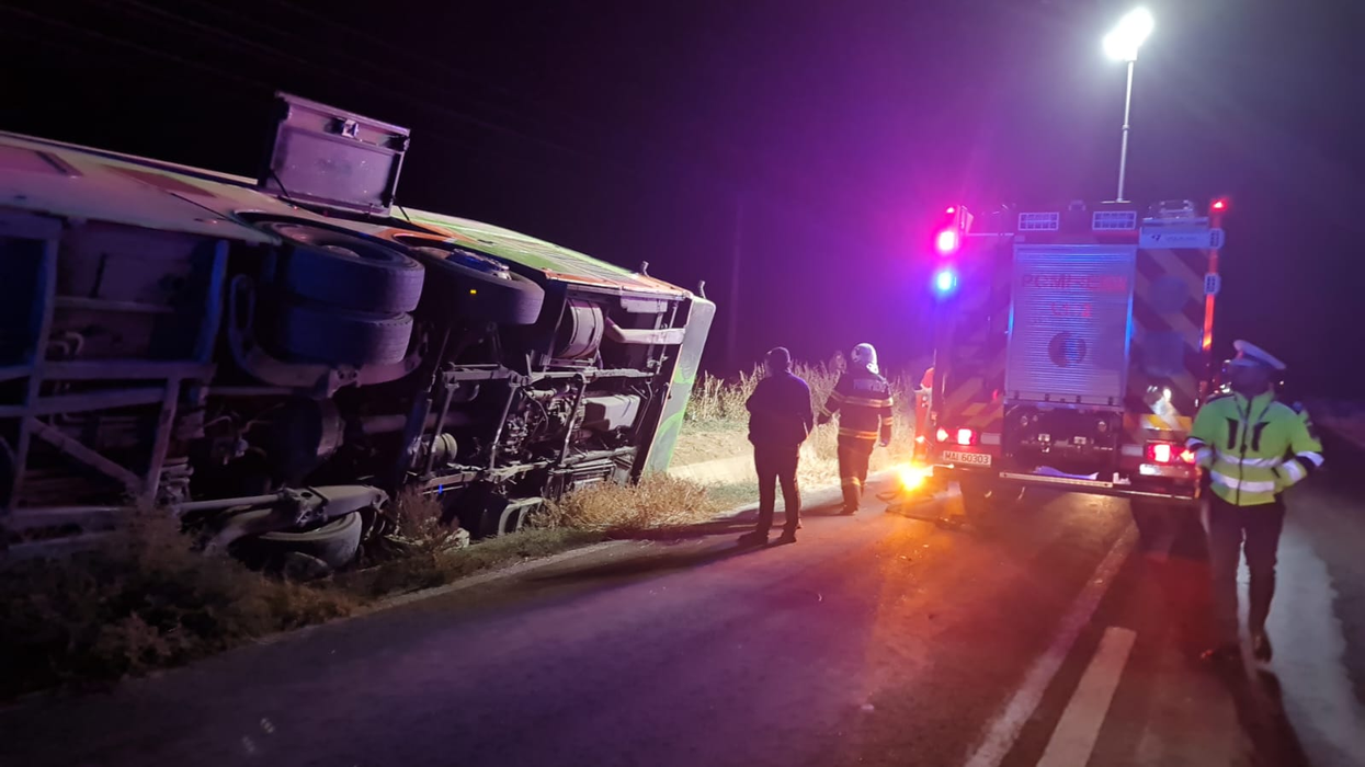 Planul Roșu de intervenție, activat după ce un autocar cu peste 80 de pasageri s-a răsturnat la Hârșova. O tânără însărcinată a ajuns la spital