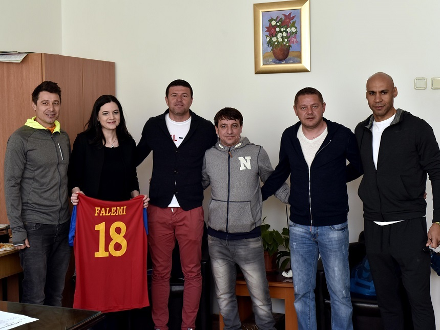 Un stelist a devenit tătic! Soţia lui a născut o fetiţă, iar el s-a grăbit să facă anunţul: ”Moş Crăciun n-a venit cu renii, ci cu barza!” Cum o cheamă pe micuţă