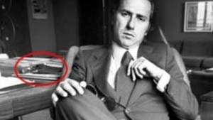 Silvio Berlusconi, fotografiat in tinerete, alaturi de un pistol