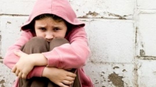 Fotografia cu această tânără a devenit virală pe Facebook! Alexandra nu are mâini şi îşi îngrijeşte singură copilul:,,N-o ajută nimeni’’
