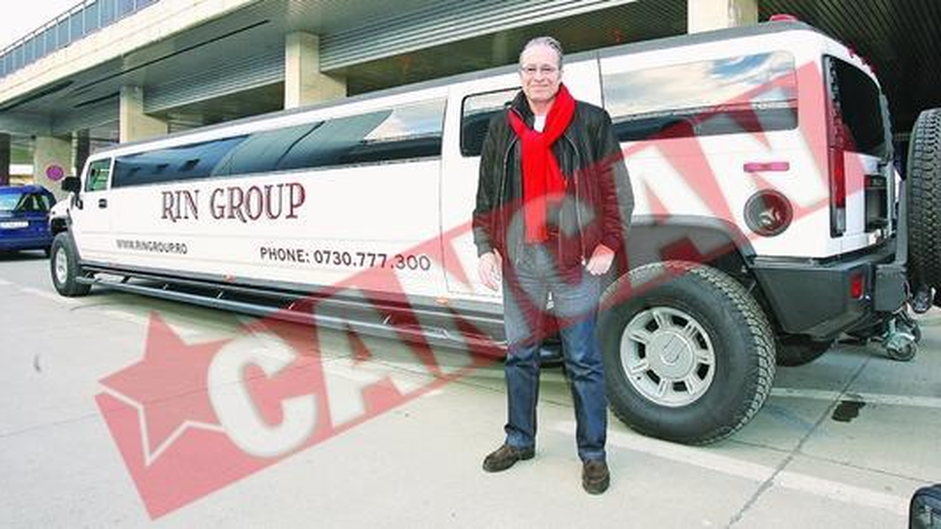 Peter James, intampinat cu limuzina Hummer la aeroport