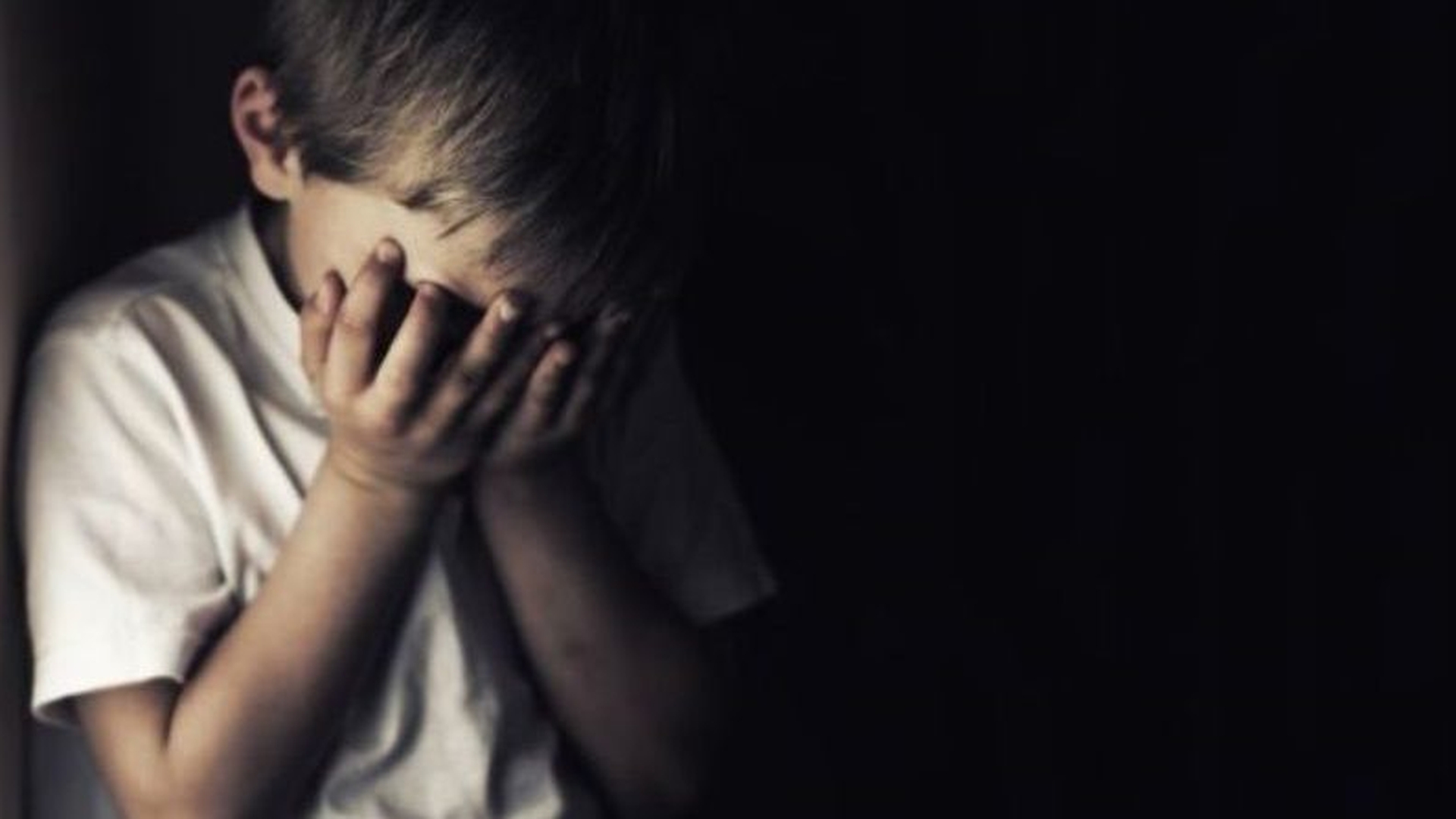 Mamă din Iași, acuzată că și-a maltratat cei patru copii chiar de Paște! A spus apoi că pleacă în străinătate cu amantul