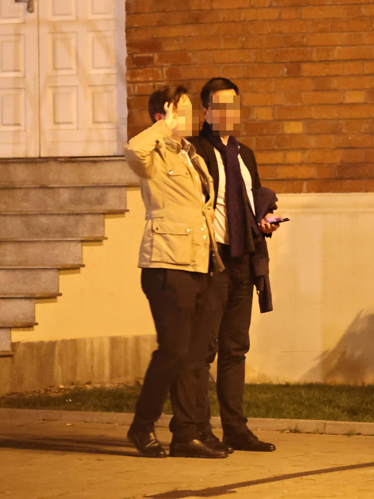 Beat mort, tânărul este ajutat de un amic să ajungă la taxi (SURSA FOTO: CANCAN.RO)