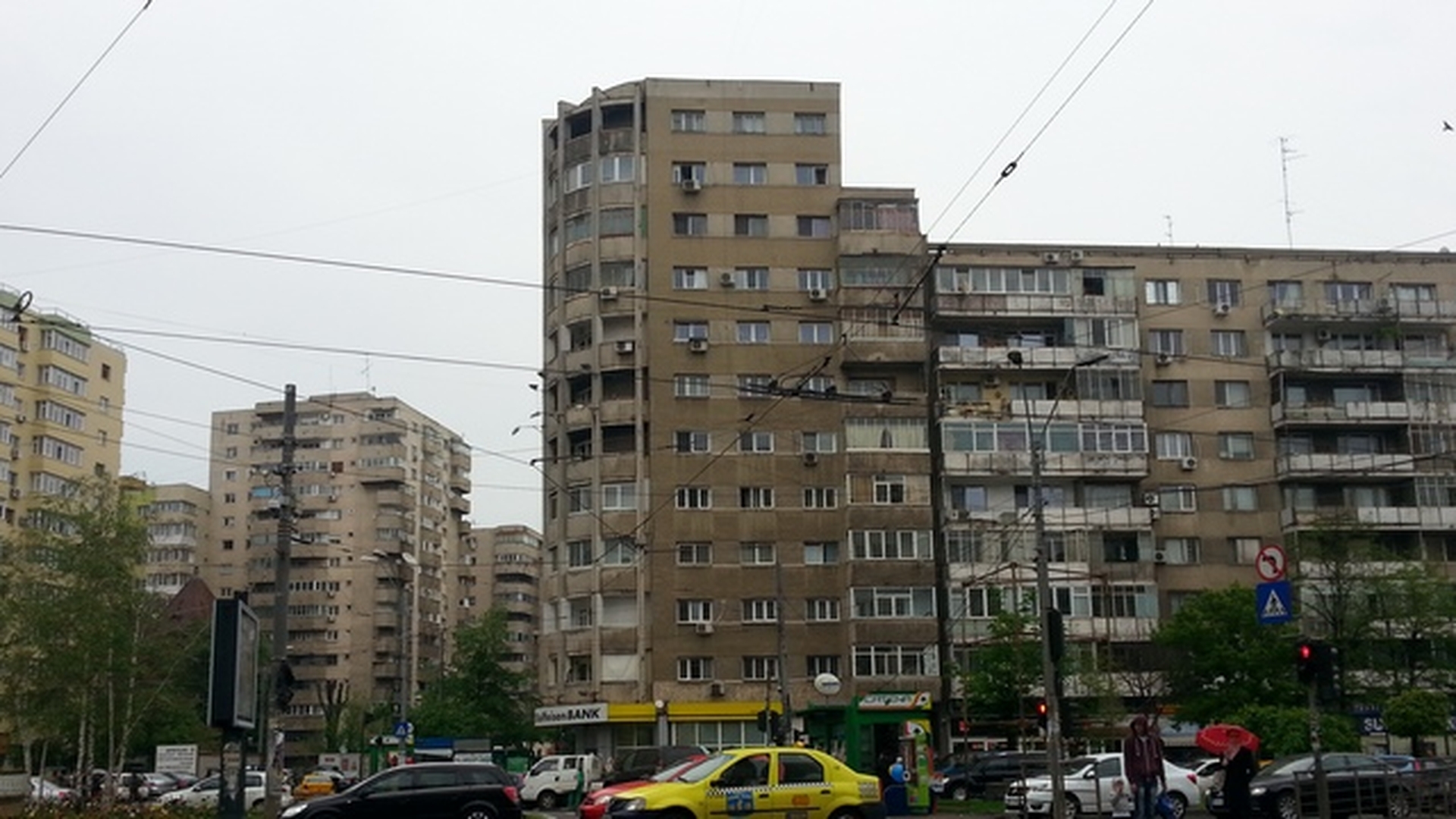 O angajata de la Ministerul de Externe a ajuns la spital, dupa ce i-a cazut tencuiala blocului in cap! Vezi cum se simte acum!