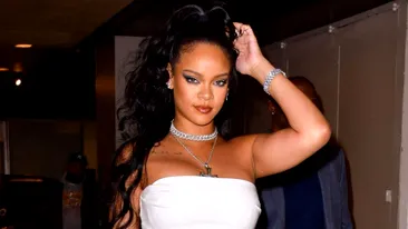 S-a îngrășat, dar tot sexy rămâne! Rihanna, apariție irezistibilă în lenjerie intimă