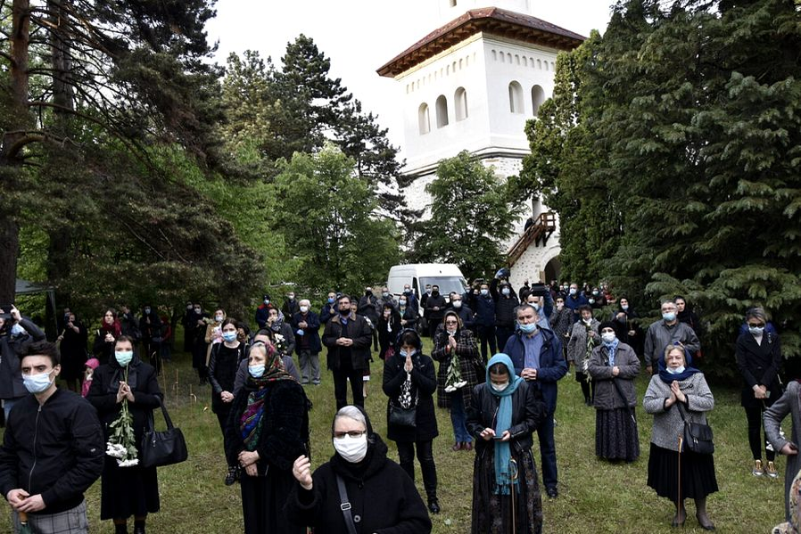 Oamenii veniți să-l vadă pe ÎPS Pimen la Suceava au uitat de regulile stării de alertă. Lumea s-a îngrămădit în biserică. FOTO