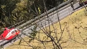 Un motociclist a fost grav rănit, după ce a intrat într-o mașină, pe DN1, în Bihor