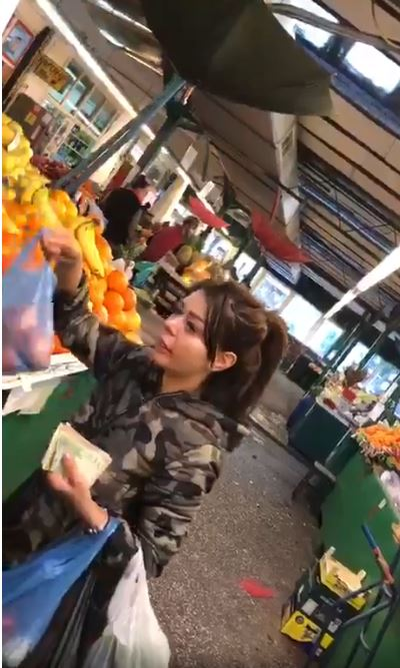 Cu banii într-o mână, cu produsele, în cealaltă