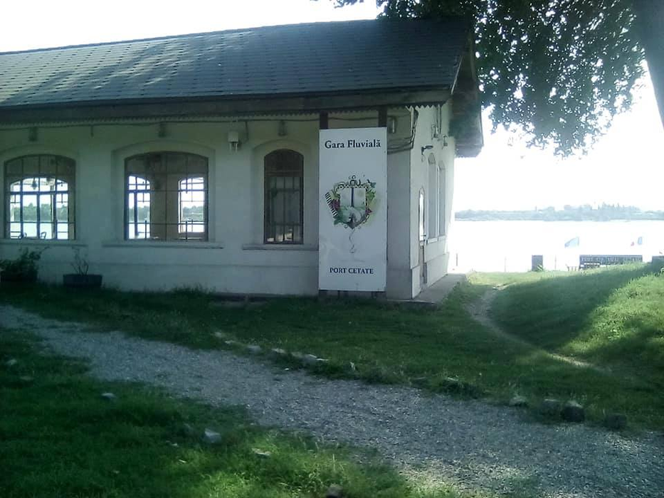 Aceeași clădire, cu 15 ore înainte de furtuna care a doborât copacul