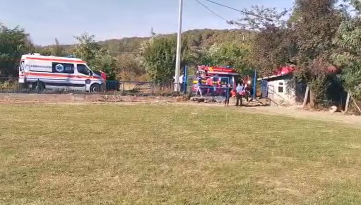 Un bărbat a suferit arsuri grave în urma unui incendiu de vegetație în Prahova. A fost adus cu elicopterul SMURD în București, iar medicii se tem pentru viața lui | VIDEO
