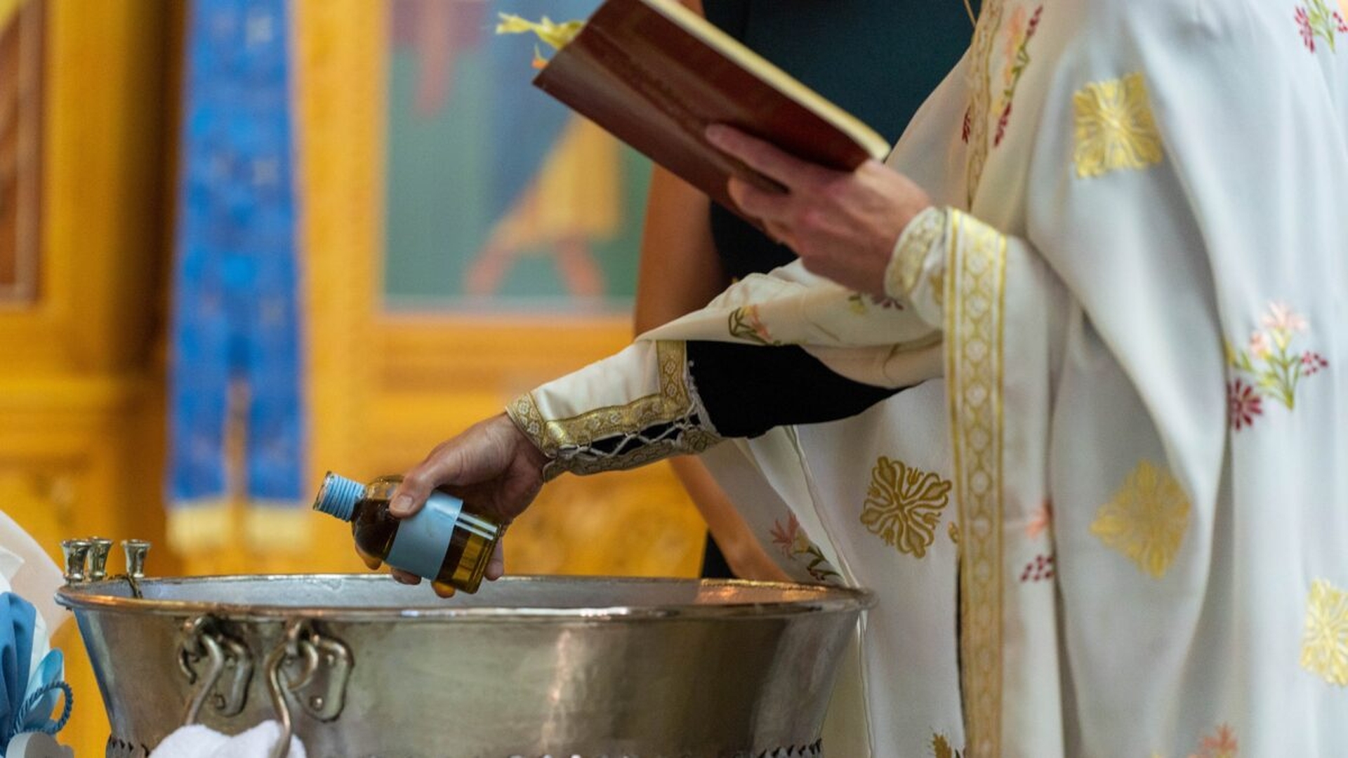 O femeie acuză un preot din Suceava că i-a cerut „suprataxă” de botez, deși a plătit tot ce a fost nevoie: „S-a exagerat deja”