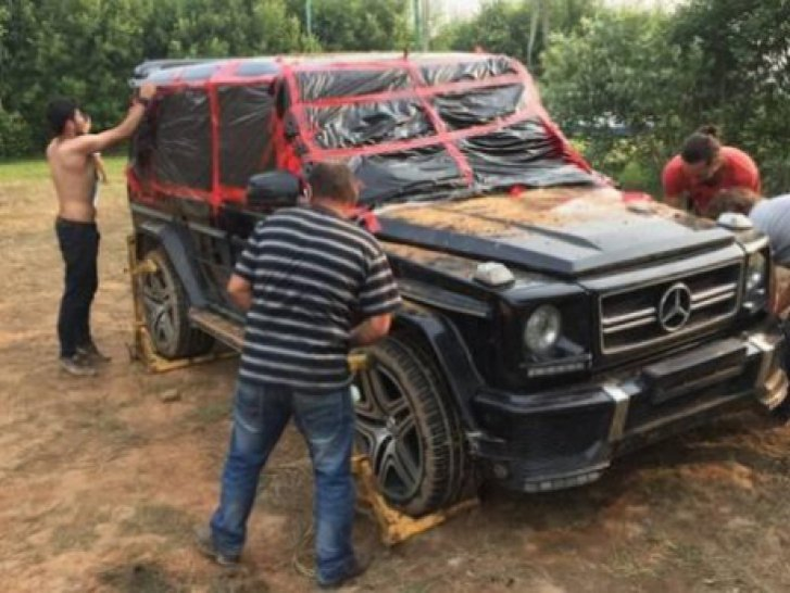 Au descoperit un Mercedes-Benz G-Class îngropat în pământ în Rusia. Ce s-a întâmplat după ce oamenii au verificat bolidul