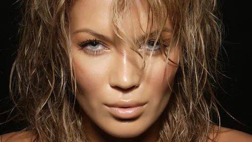 Gina Pistol a pozat din nou sexy la 33 de ani! Sanii si picioarele blondei au fost vedete!