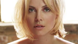 Actriţa CHARLIZE THERON, de nerecunoscut! S-a îngrăşat 15 kilograme şi a fost fotografiată aşa într-un parc