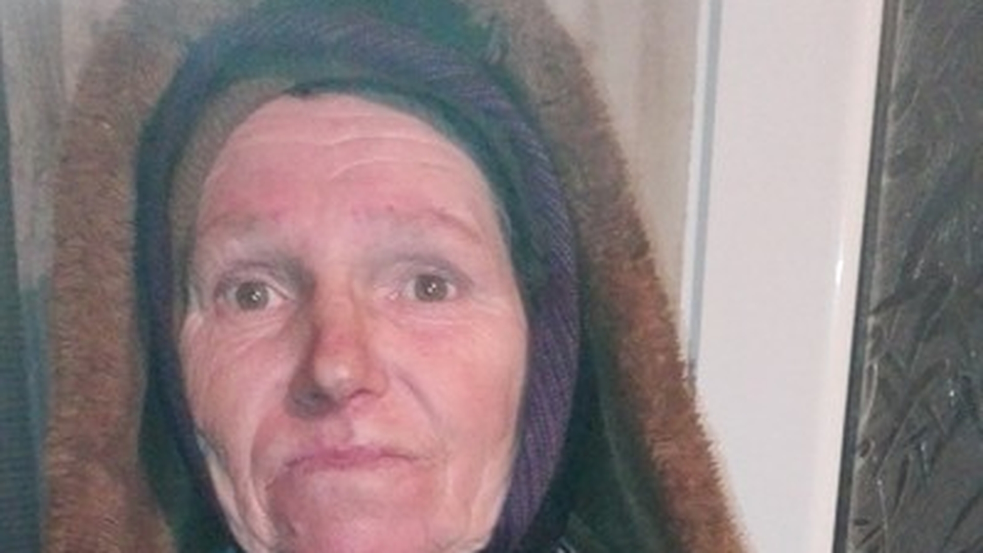 Caz incredibil în România. O femeie, bătută şi umilită la o stână. “Primesc un leu sau câte un pahar de vin. Apoi mi se scot ochii!”
