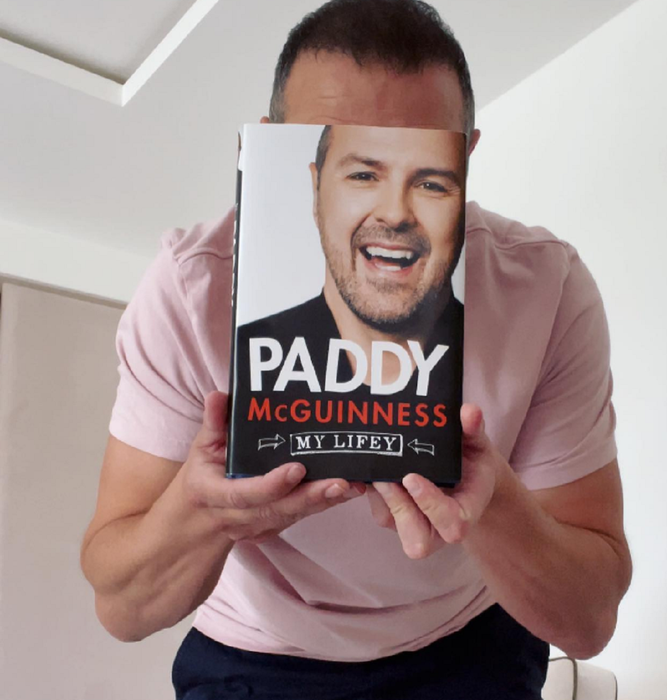 Un celebru prezentator TV a dezvăluit detalii intime despre prințul Harry ”A continuat să-și scoată cămașa”