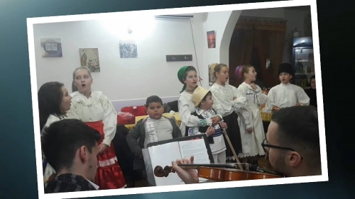 FOTO / La doar 4 ani, Emiluţ, băiatul-fenomen de pe YouTube, înconjurat de femei frumoase! Cum s-a pozat alături de ele