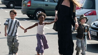 Angelina Jolie vrea full house! "As putea deveni din nou mamica!"
