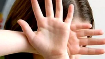 Un barbat a fost arestat pentru ca si-a batut fiica cu un tarus