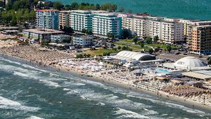 Atenţie, momente scandaloase la Mamaia! Cad scaune și pahare din "cer"! Se aruncă de la balcoanele hotelurile. Oameni răniţi + maşini avariate!
