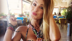 ”Vecina”, goală într-o parcare. Cum a apărut Flavia în toiul amiezii! Toţi bărbaţii au întors capul după ea!