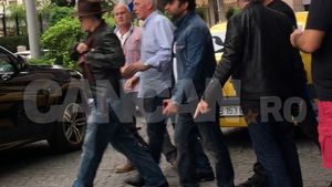 Imagini IREALE CU Johnny DEPP la Bucureşti. A chefuit într-o cârciumă, baricadat cu pătura-n geam!
