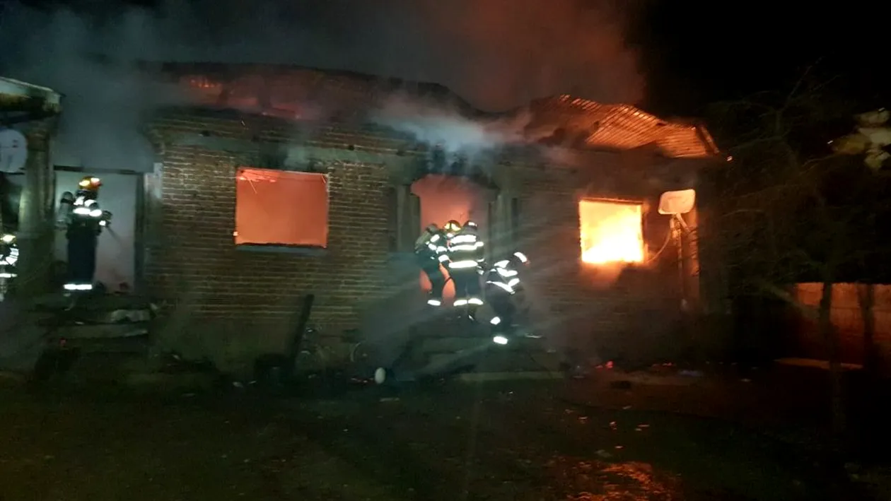 Tragedie în județul Olt. O femeie și fiul ei au murit după ce le-a luat foc casa | FOTO + VIDEO