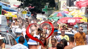 Connect-R a dat-o definitiv in dragostea lui pe Misha… in vazul tuturor! Uite cum o alinta pe blonda!