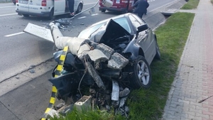 Un stâlp de beton s-a prăbuşit peste un BMW şi l-a făcut praf, în Iaşi! VIDEO cu accidentul şocant din care o familie a scăpat ca prin minune