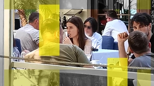 Theo Rose a revenit la obiceiurile nocive la numai câteva luni după ce a născut! CANCAN.RO a surprins-o pe artistă așa cum spera să nu o vadă nimeni! “Sudează” țigară după țigară!