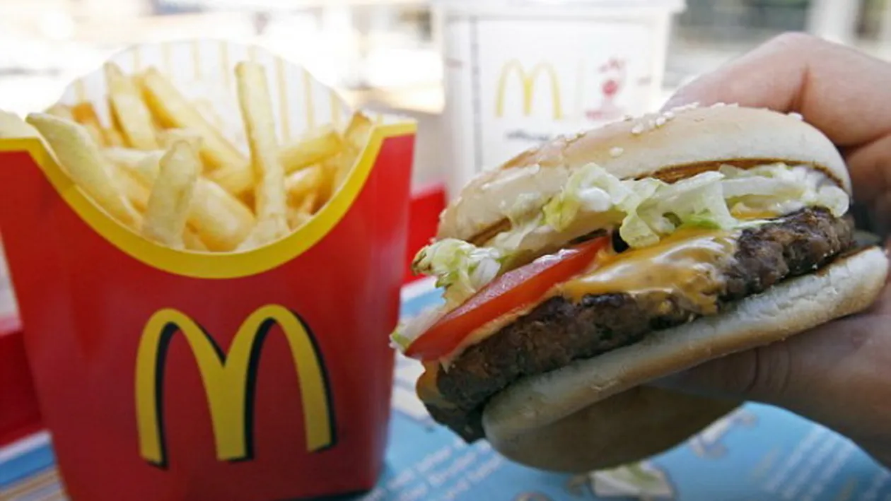 Cum arată după 6 ani un cheeseburger și o porție de cartofi prăjiți de la McDonald’s